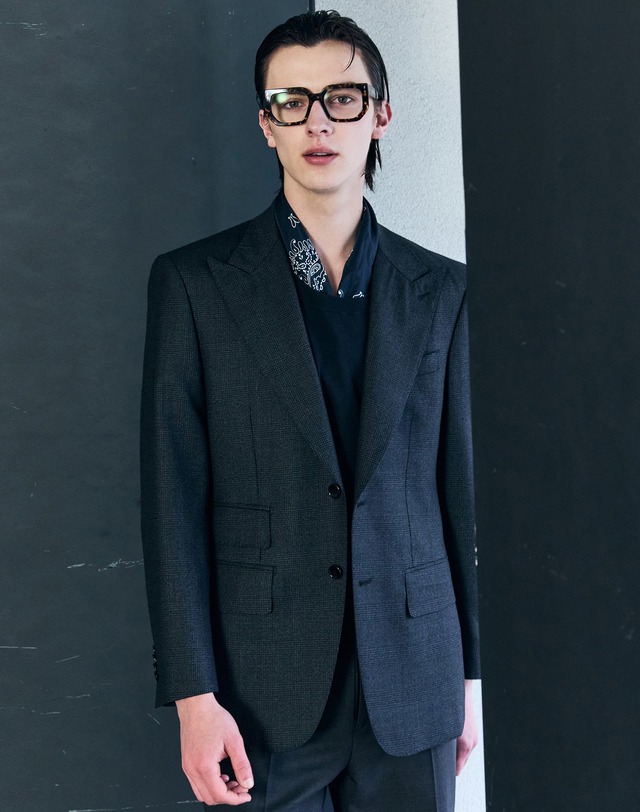 알레그리 차콜그레이 피크드 라펠 《Tech Tailoring》수트 셋업 차콜 그레이 착용컷