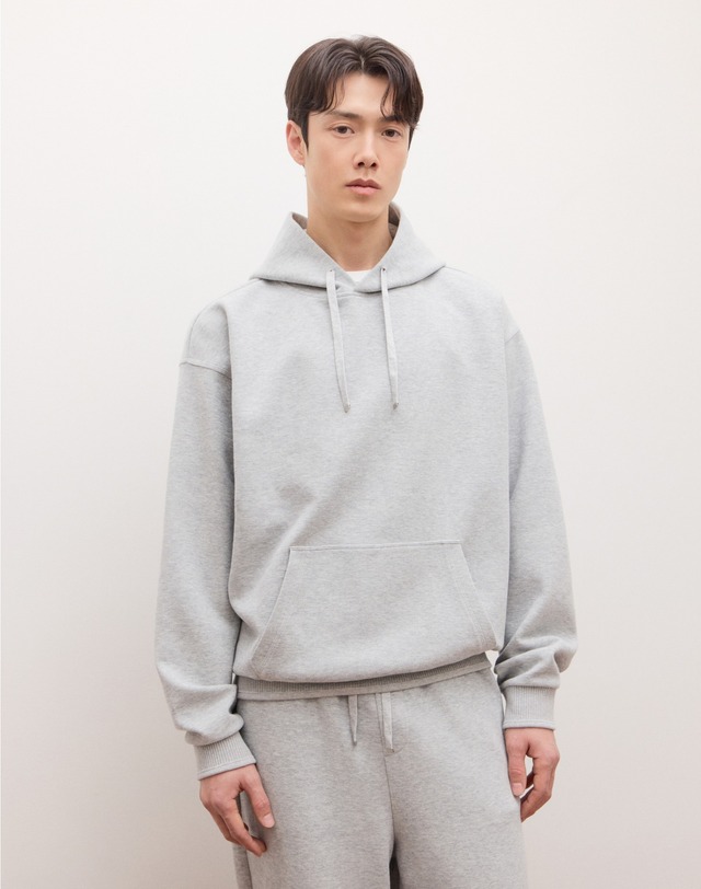 질스튜어트 뉴욕 세트 [SET] [NEW YORK SWEAT] UrbanShell 후드티 & 와이드핏 팬츠 셋업 - 라이트그레이 밝은 그레이 착용컷