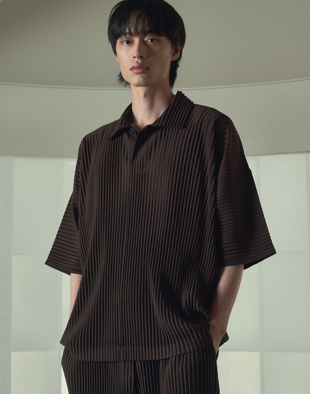 요요기 플리츠 바이 티엔지티 Yoyogi Pleats Polo & Pleats Tapered Pants (Brown) Set-up 브라운 착용컷