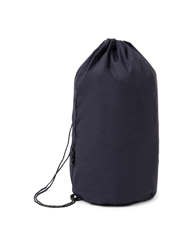 킨 [KHT Recycle Drawstring BAG IN POUCH] 블랙 남여공용 파우치 착용컷