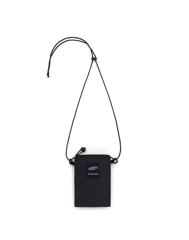 킨 [KHT Recycle Drawstring BAG IN POUCH] 블랙 남여공용 파우치 착용컷