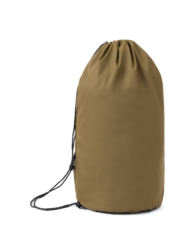 킨 [KHT Recycle Drawstring BAG IN POUCH] 카키 남여공용 파우치 착용컷