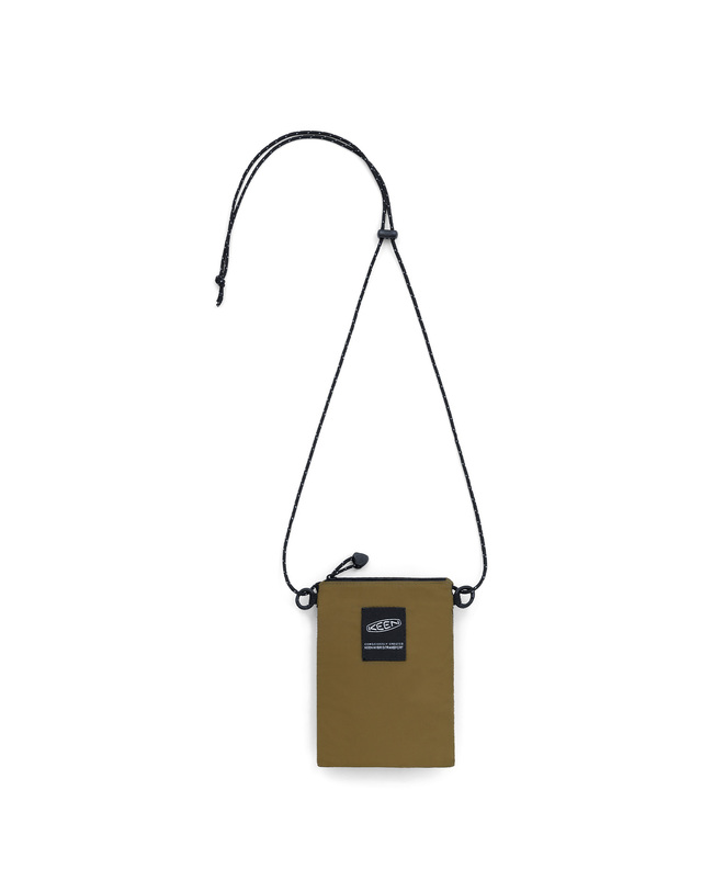 킨 [KHT Recycle Drawstring BAG IN POUCH] 카키 남여공용 파우치 착용컷