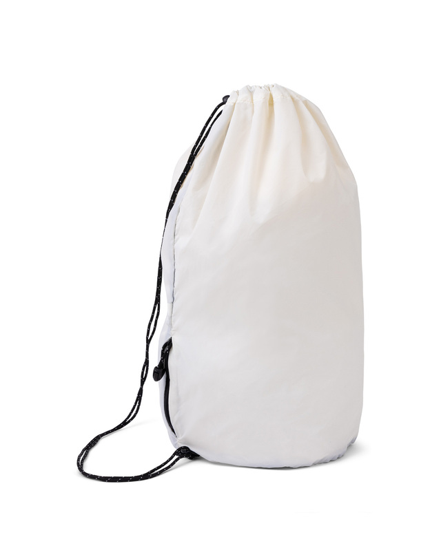 킨 [KHT Recycle Drawstring BAG IN POUCH] 흰색 남여공용 파우치 착용컷