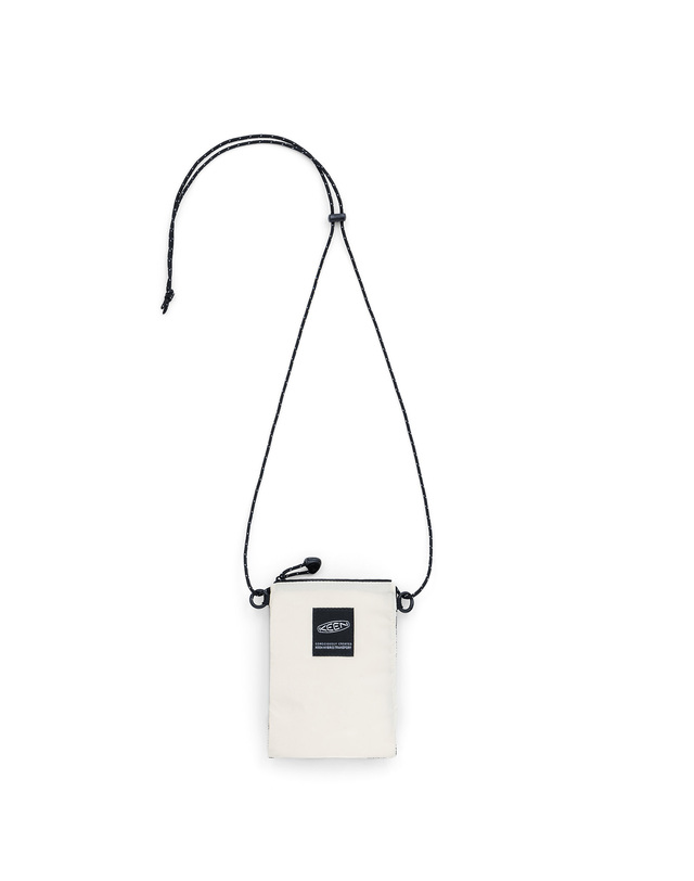 킨 [KHT Recycle Drawstring BAG IN POUCH] 흰색 남여공용 파우치 착용컷