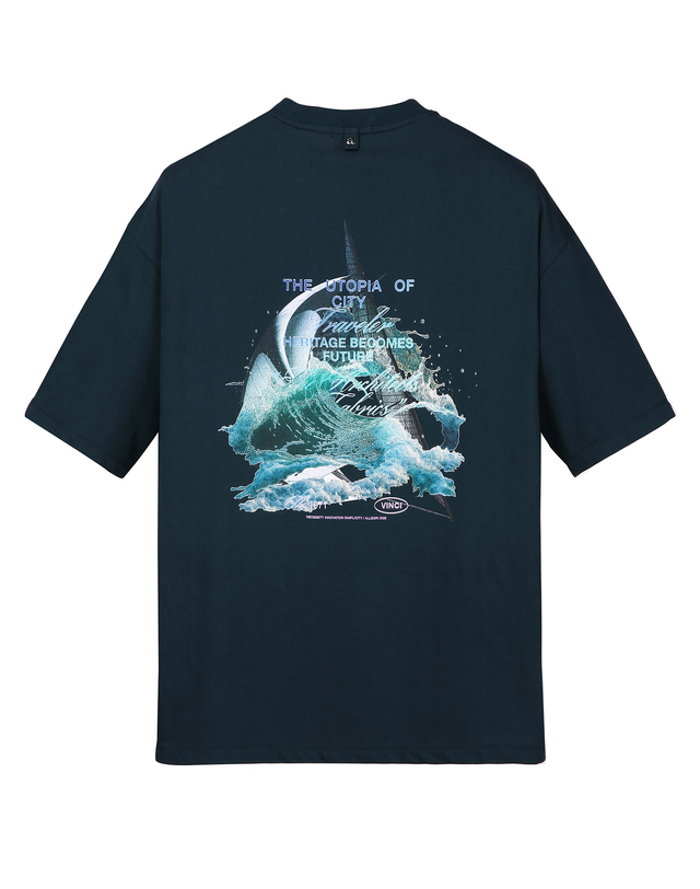 알레그리 다크 터콰이즈 블루《Ocean Utopia》그래픽 티셔츠 진한 청록 착용컷