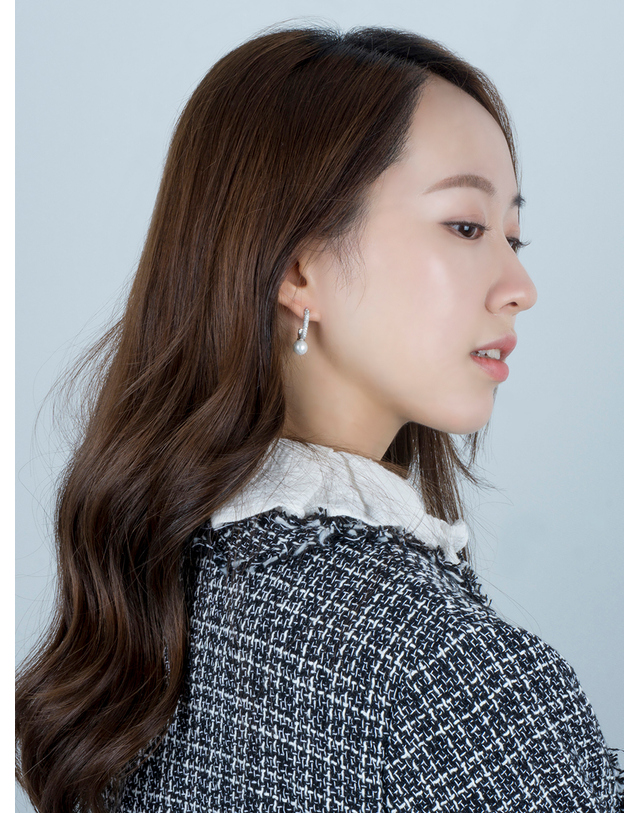 어거스트 앨리스 윈터 팰리스 진주 귀걸이 실버 착용컷