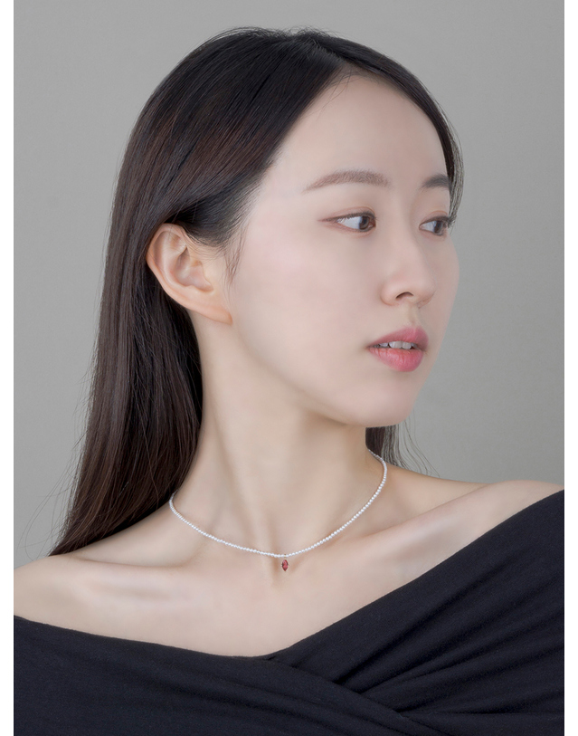 어거스트 앨리스 루비 보트큐빅 핵진주 목걸이 베이지 착용컷