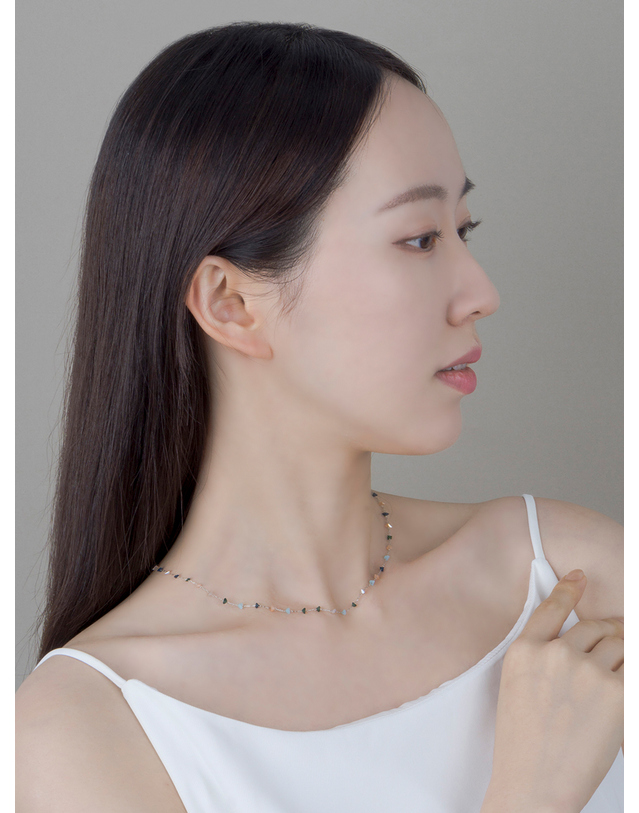 어거스트 앨리스 젬스톤 체인 목걸이_2color 실버 착용컷