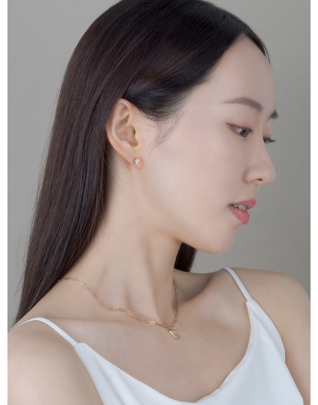 어거스트 앨리스 러프피스 오벌체인 목걸이_3color 실버 착용컷