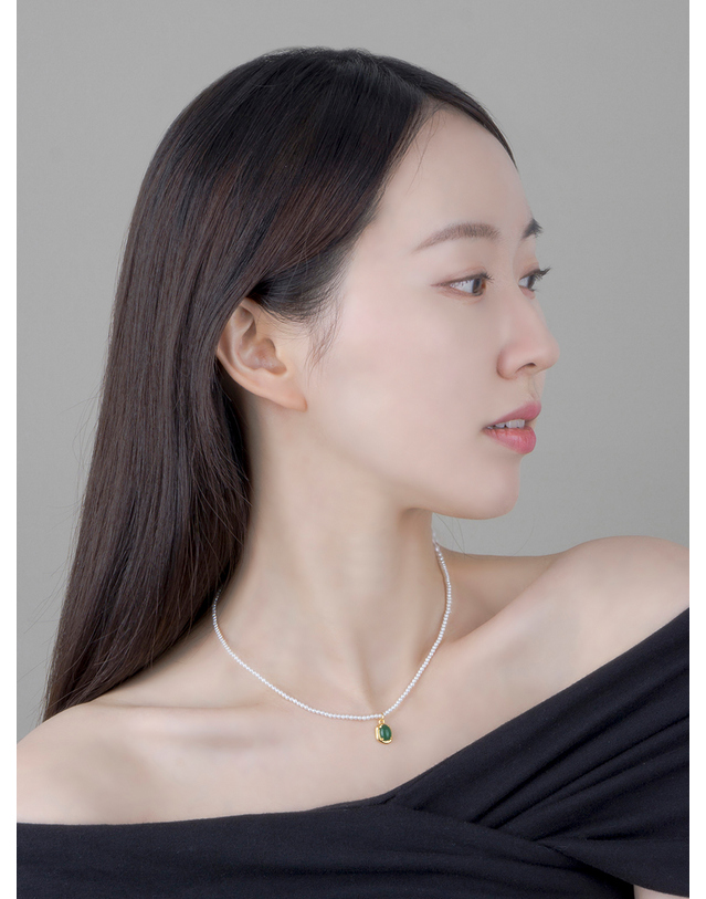 어거스트 앨리스 그린 캐보션 핵진주 목걸이_2color 실버 착용컷
