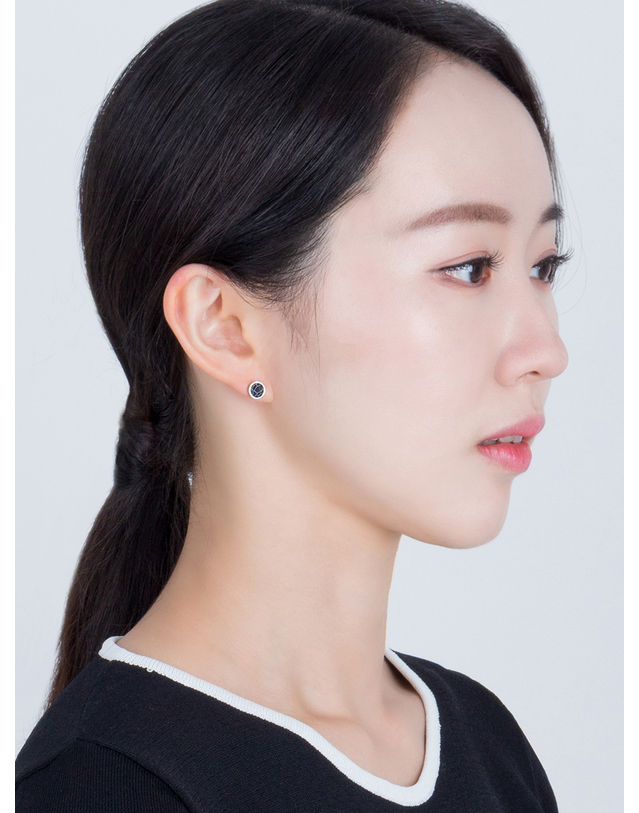 어거스트 앨리스 블랙 마블 귀걸이 착용컷