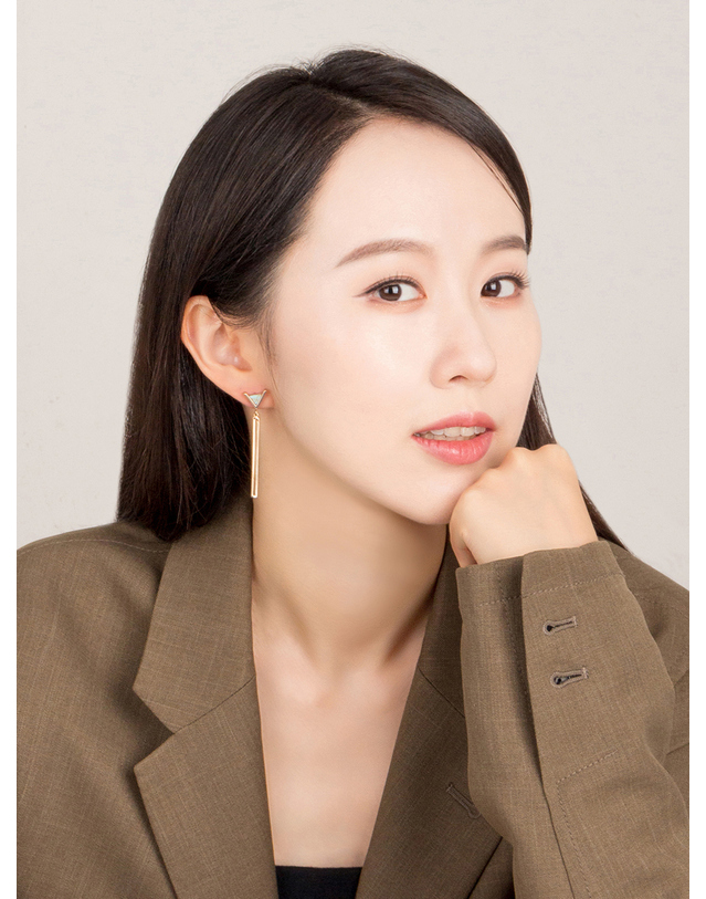 어거스트 앨리스 잉카 터키석 롱 귀걸이 베이지 착용컷
