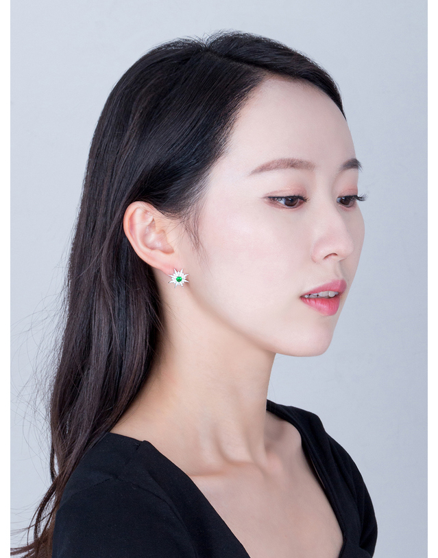 어거스트 앨리스 폴라리스 에메랄드 귀걸이 실버 착용컷