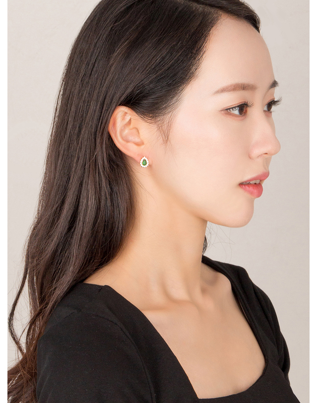 어거스트 앨리스 미니 루시다 듀 크랙 에메랄드 귀걸이 착용컷