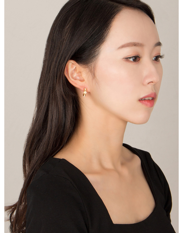 어거스트 앨리스 14k 하프링 진주 귀걸이 골드 착용컷