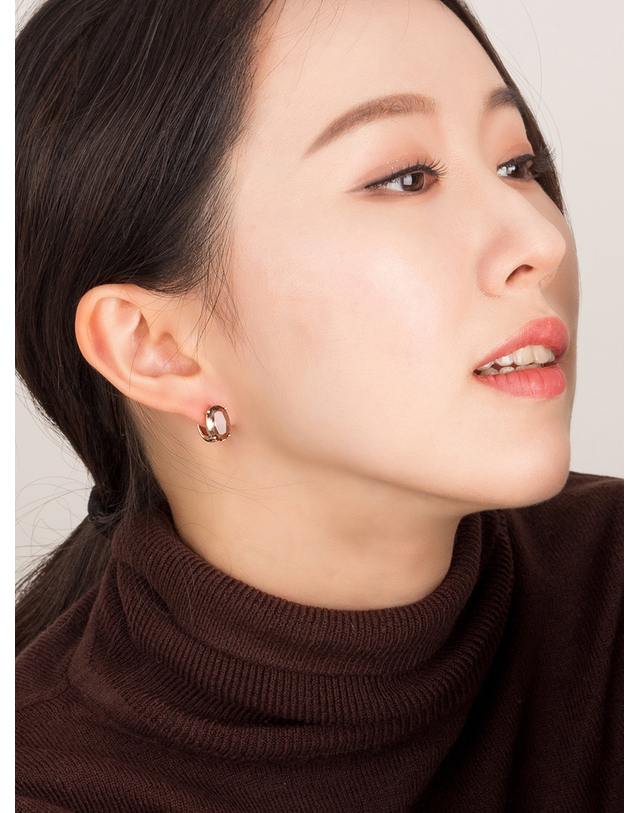 어거스트 앨리스 오벌컷 블랙다이아 링귀걸이 베이지 착용컷