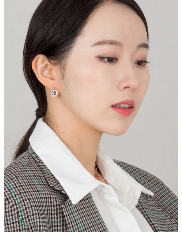 어거스트 앨리스 로코코 스페이스 블루 귀걸이 베이지 착용컷