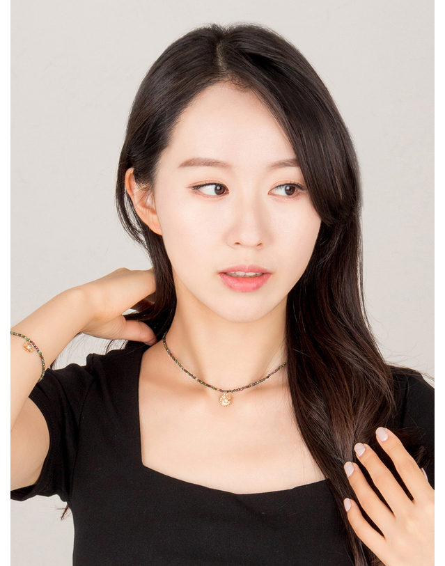 어거스트 앨리스 루비오아나이트 원석 꽃 목걸이 착용컷
