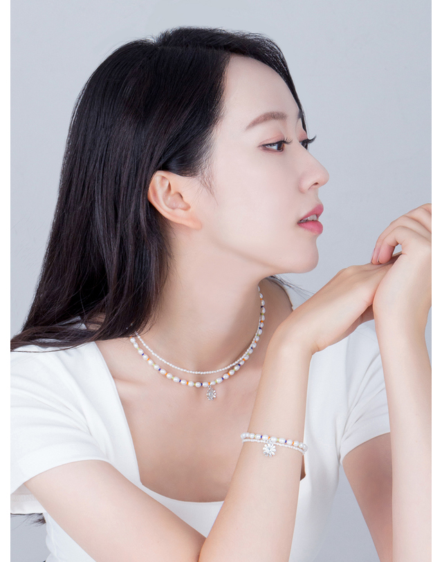 어거스트 앨리스 시드 담수진주 꽃 목걸이 S 실버 착용컷
