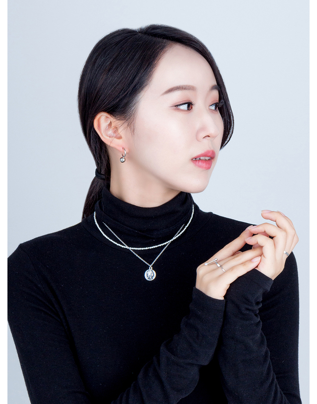 어거스트 앨리스 실버 코인 목걸이_short 그린 착용컷