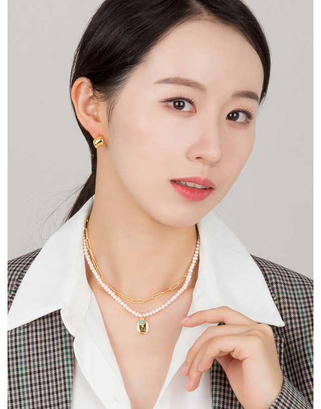 어거스트 앨리스 18k 터키석 오벌메달 담수진주 목걸이 골드 착용컷