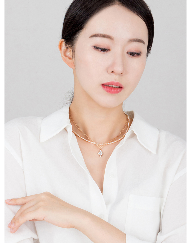 어거스트 앨리스 핑크 담수진주 목걸이 피치 착용컷