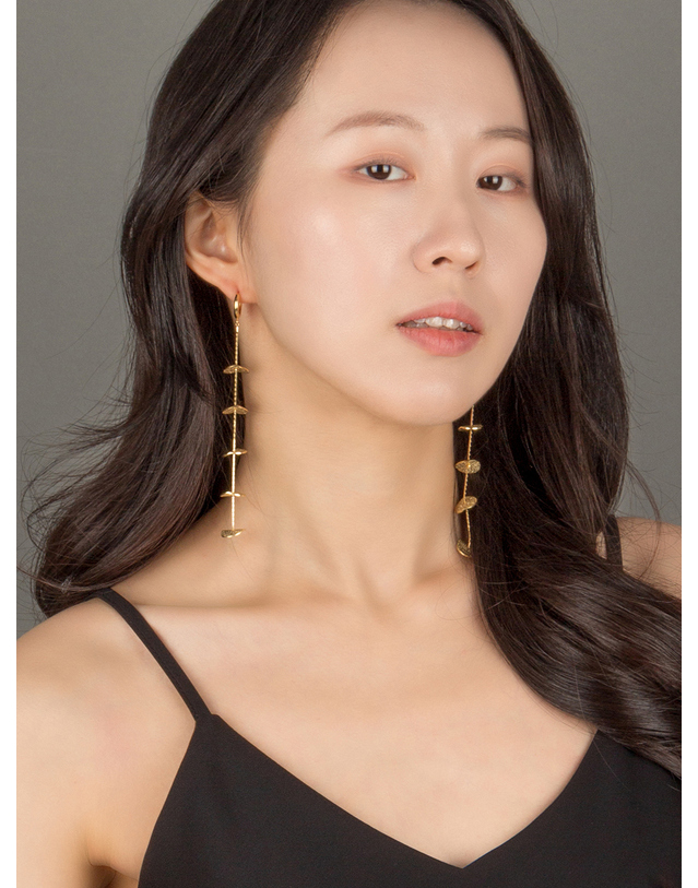 어거스트 앨리스 리프 롱 귀걸이 골드 착용컷