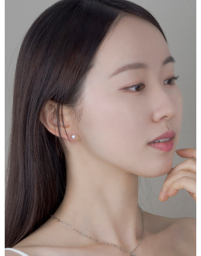 어거스트 앨리스 베이직 큐빅 귀걸이_샴페인골드/실버 착용컷