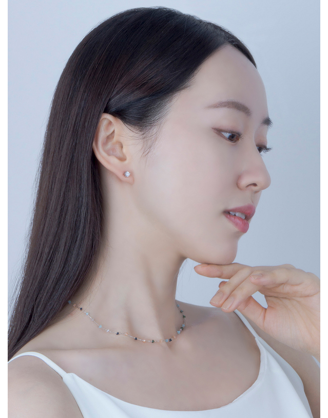 어거스트 앨리스 베이직 큐빅 귀걸이_샴페인골드/실버 착용컷