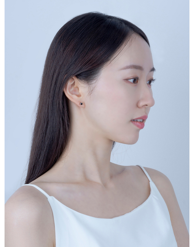 어거스트 앨리스 베이직 블랙 큐빅 귀걸이_샴페인골드/실버 착용컷