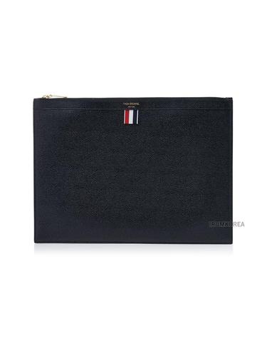 [톰브라운] FW25 남성 페블그레인 클러치백 MAC021L 00198 001