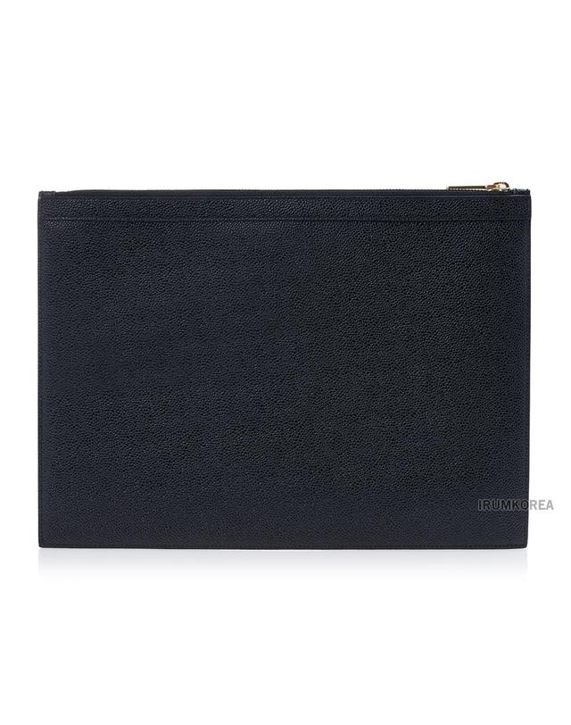 톰브라운 [톰브라운] FW25 남성 페블그레인 클러치백 MAC021L 00198 001 착용컷