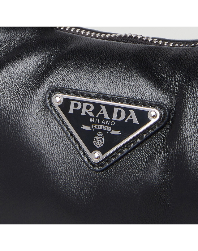 프라다 [PRADA] 소프트 패딩 나파 토트백 1BA384 2DYI F0002 착용컷