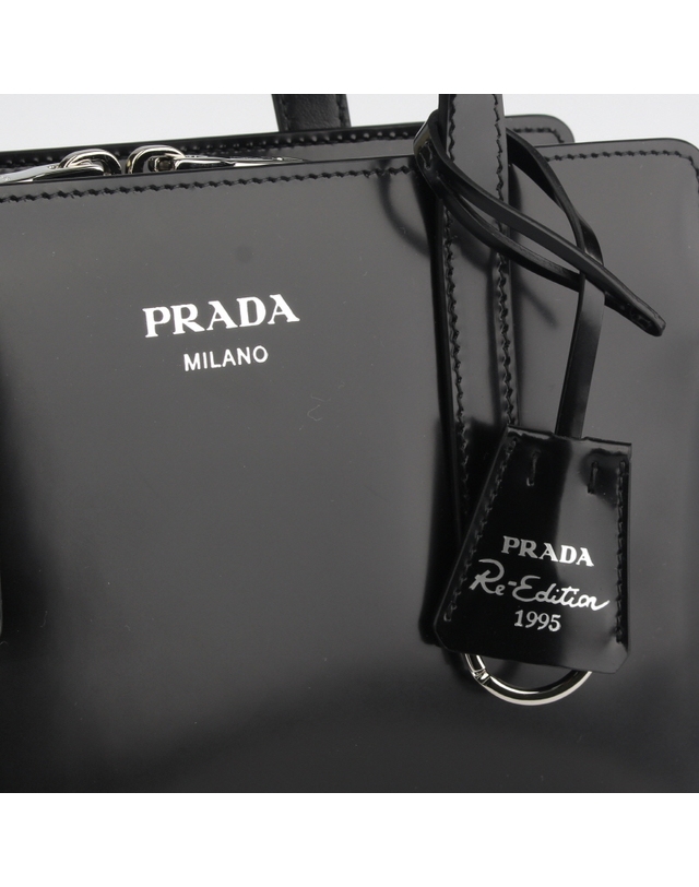 프라다 [PRADA] 1995 리에디션 브러시드 숄더백 1BA357 ZO6 F0002 착용컷