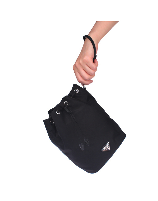 프라다 [PRADA] 미니 버킷 파우치 1NS369 R067 F0002 착용컷