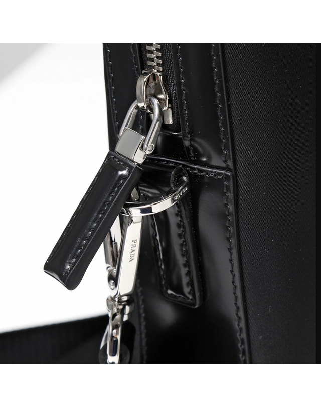 프라다 [PRADA] 리나일론 남성 브리프케이스 2VE368 2DMH F0002 착용컷