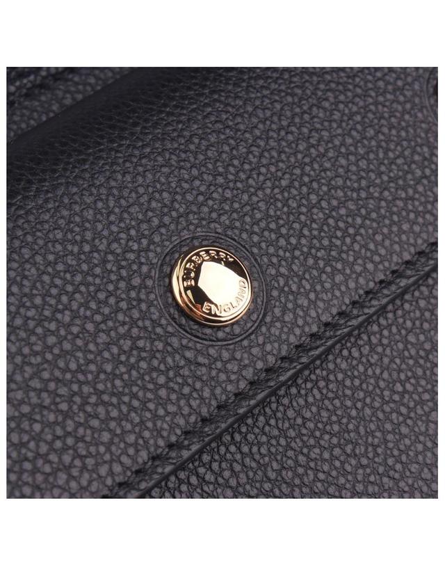 버버리 [BURBERRY] 미니 포켓 디테일 레더 타이틀 백 8014579 착용컷