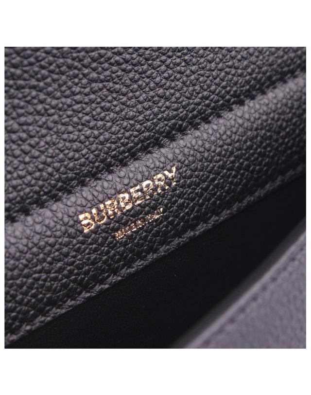 버버리 [BURBERRY] 미니 포켓 디테일 레더 타이틀 백 8014579 착용컷