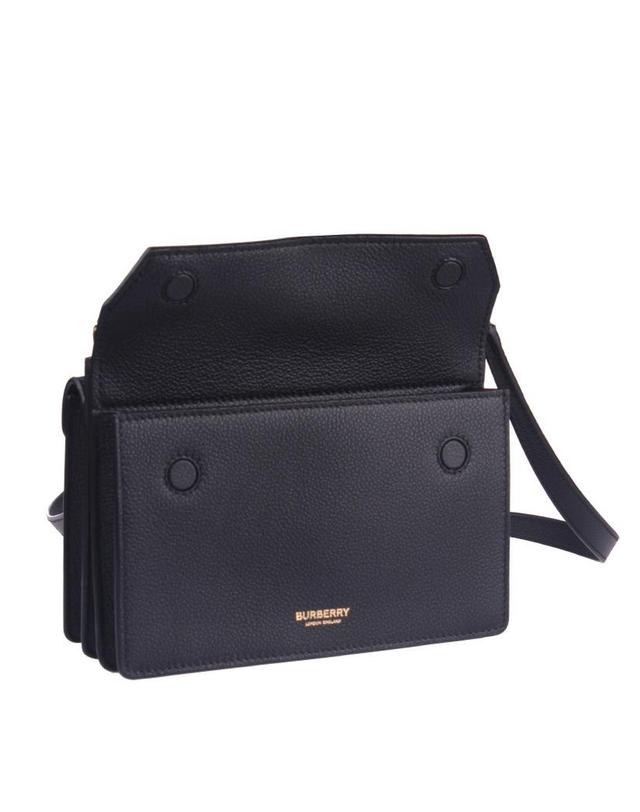 버버리 [BURBERRY] 미니 포켓 디테일 레더 타이틀 백 8014579 착용컷