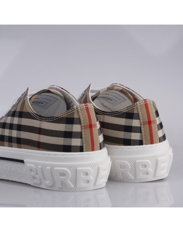 버버리 [BURBERRY] 빈티지 체크 여성 스니커즈 8050506 착용컷