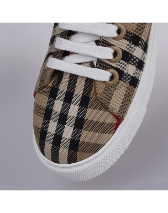 버버리 [BURBERRY] 빈티지 체크 여성 스니커즈 8049777 착용컷