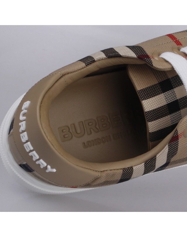 버버리 [BURBERRY] 빈티지 체크 여성 스니커즈 8049777 착용컷