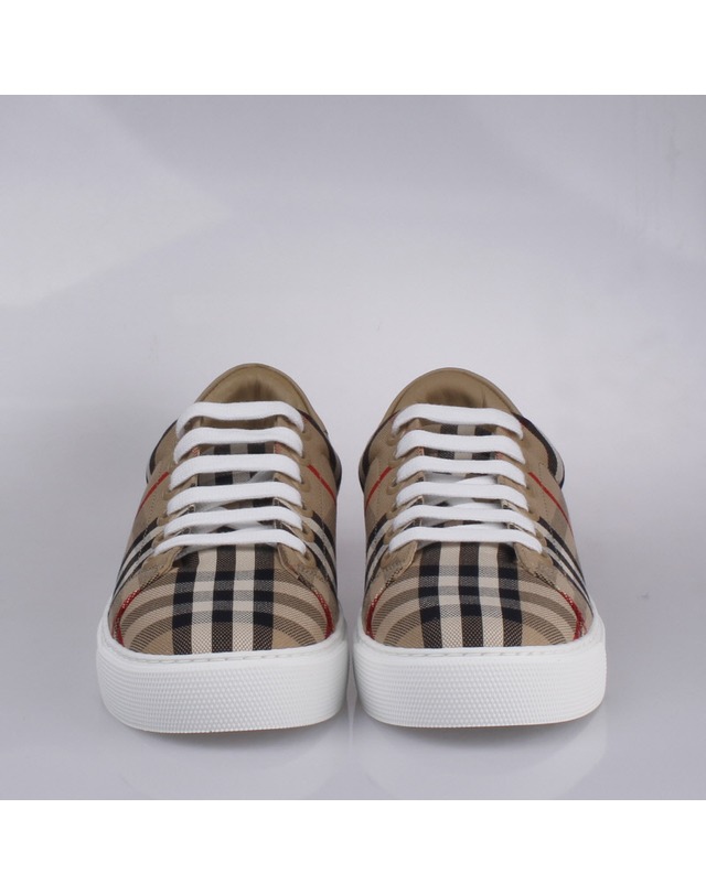 버버리 [BURBERRY] 빈티지 체크 여성 스니커즈 8049777 착용컷