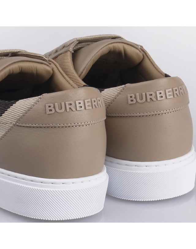 버버리 [BURBERRY] 하우스 체크 레더 여성 스니커즈 8056711 착용컷