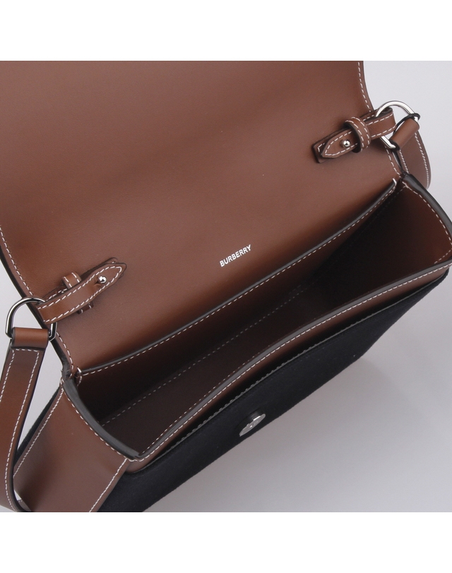 버버리 [BURBERRY] 미니 테크니컬 숄더백 8055181 착용컷