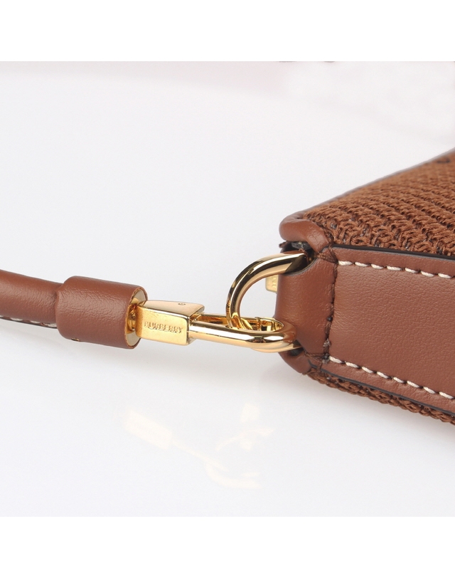 버버리 [BURBERRY] 니트 체크 올림피아 파우치백 8049301 착용컷