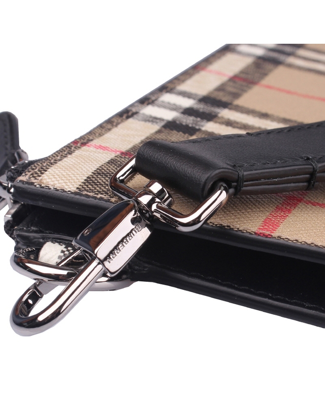 버버리 [BURBERRY] 빈티지 체크 E 캔버스 클러치 8065629 착용컷