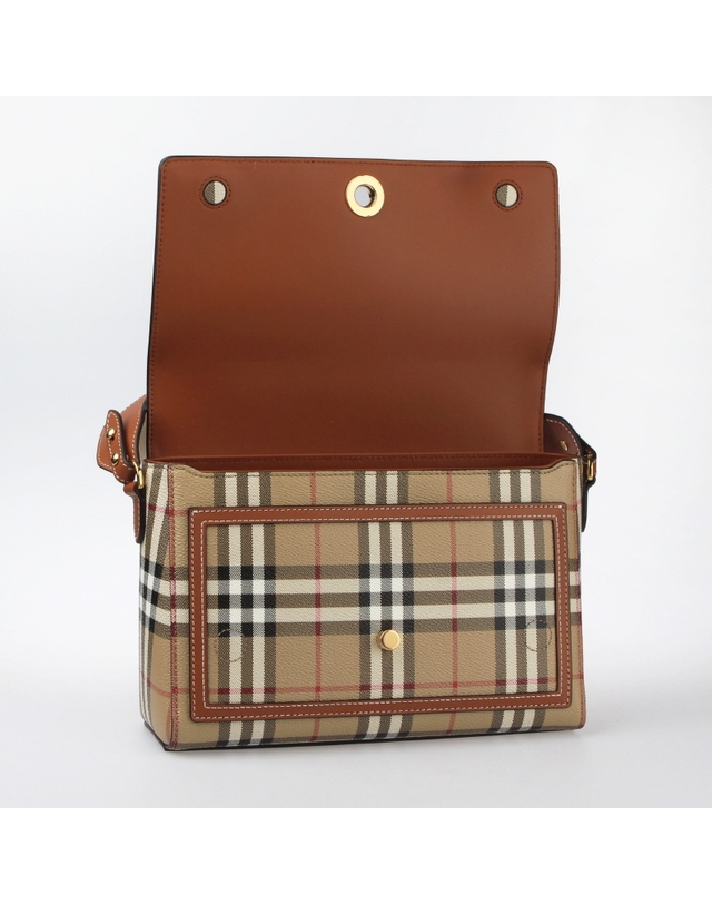 버버리 [BURBERRY] 빈티지 체크 노트 크로스백 8066226 착용컷