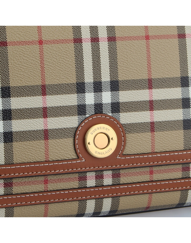 버버리 [BURBERRY] 빈티지 체크 노트 크로스백 8066226 착용컷